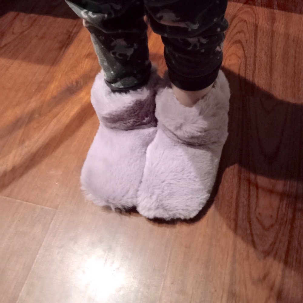 NWT Purple Girls 5-6 Fuzzy Slippers